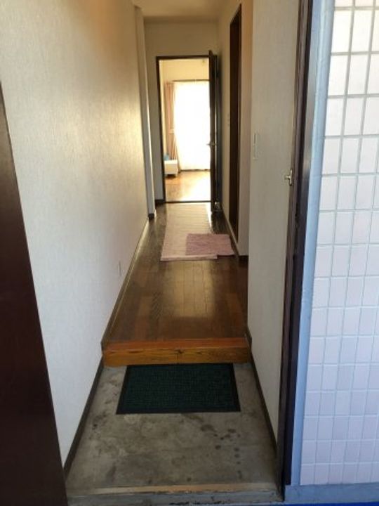 埼玉県東松山市美原町1(マンション)の賃貸物件の玄関