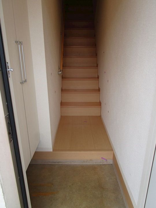 SAJA安江A棟の玄関