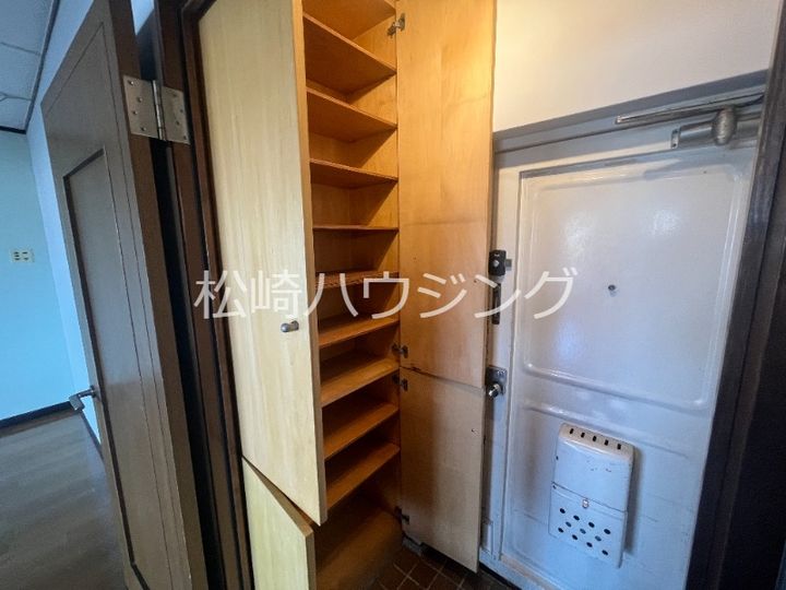 上高田4丁目団地1号棟の玄関