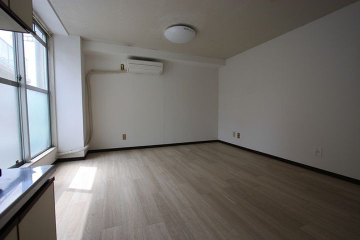 小野ビルの居間