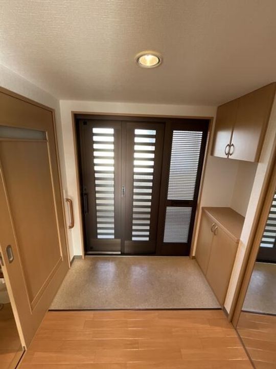 あいやビルの玄関