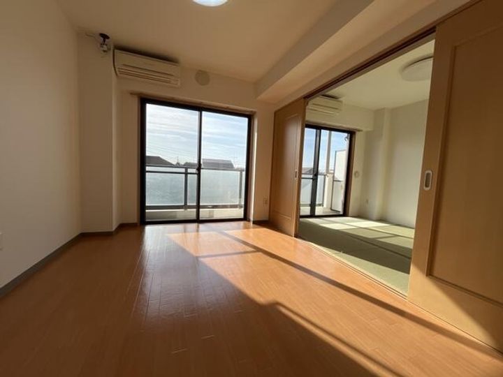 あいやビルの居間