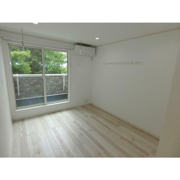 ハーミットクラブハウス弘明寺II(仮)の居間