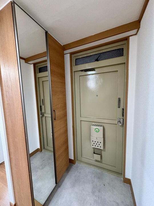 石川台コーポラスの玄関