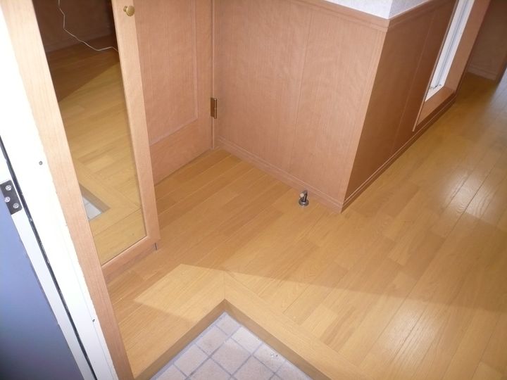 ロイヤルハイツ東八の玄関