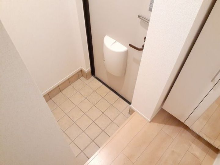 ラフレシールAの玄関