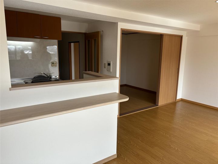 マンション桜の居間