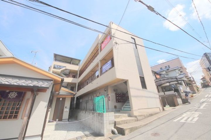 ロイヤルイースト生駒の外観
