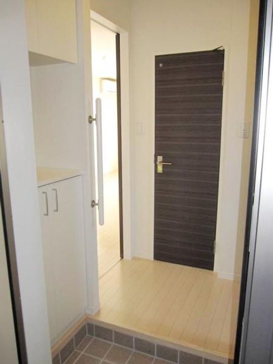 東京都立川市高松町3(マンション)の賃貸物件の玄関