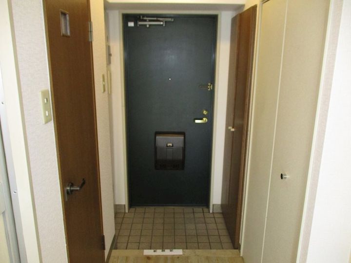 YKハイツ松の内の玄関