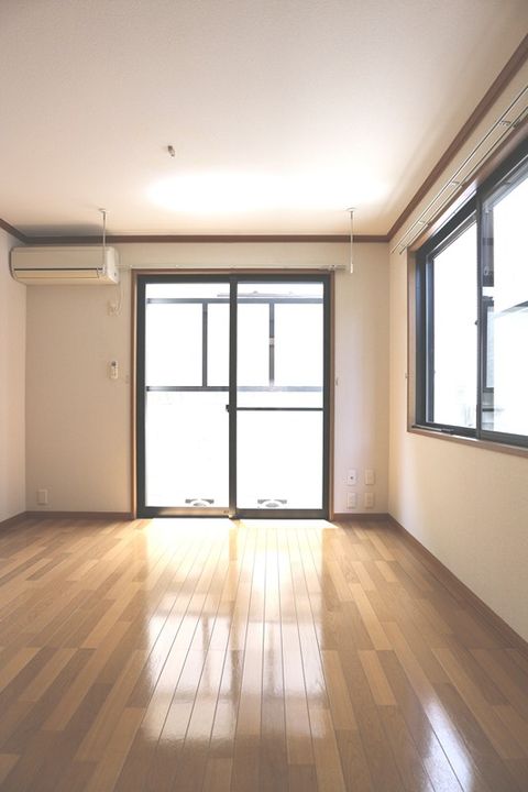 ファベルジュ遠山の居間