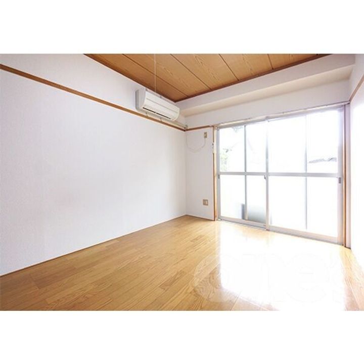 篭屋マンションの居間