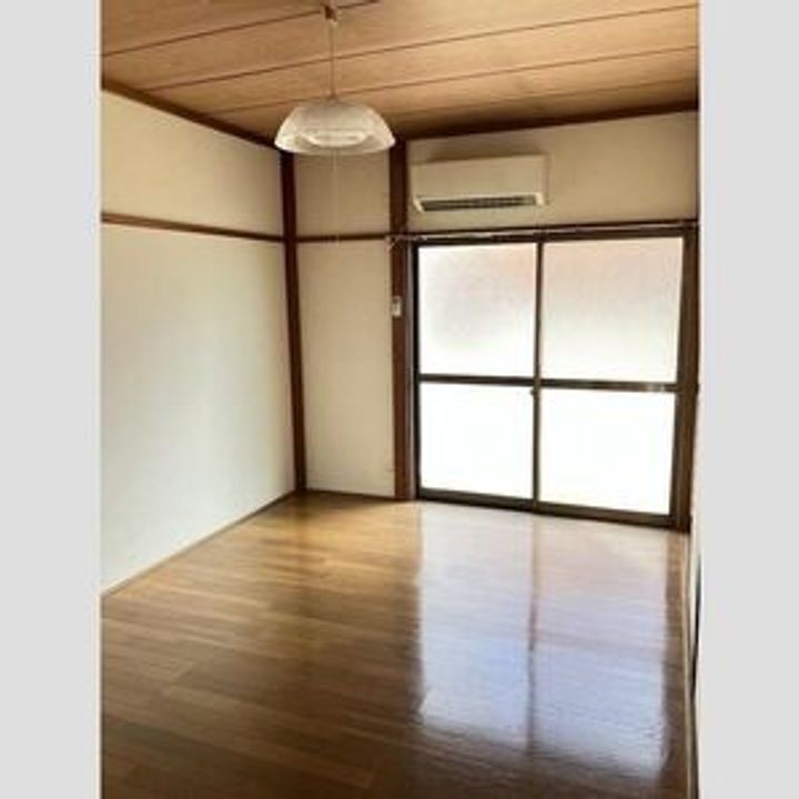パインハウスIの居間