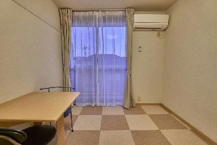 レオパレスレスト 清水の居間