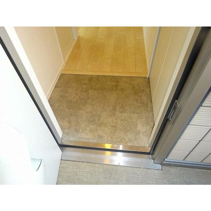 エコライフ長鶴の玄関