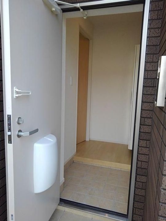 アパートメント高洲536 IIの玄関