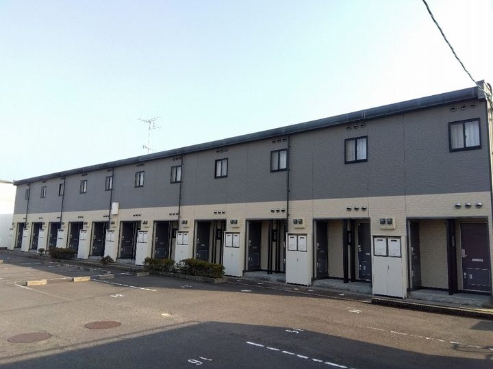 レオパレスカマン セジュールの外観