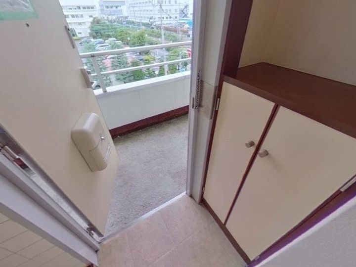 北八マンションの玄関