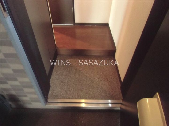 東京都杉並区下高井戸1の賃貸マンションの玄関