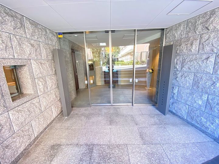 オークプレイス目黒行人坂の玄関