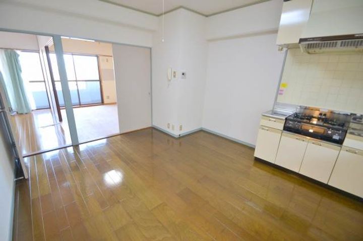 ロイヤルハウス山手の居間