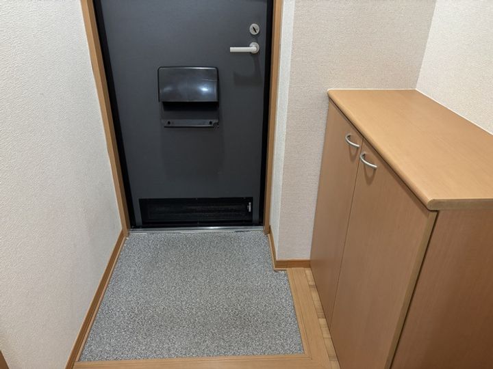 シャルマンドミールの玄関