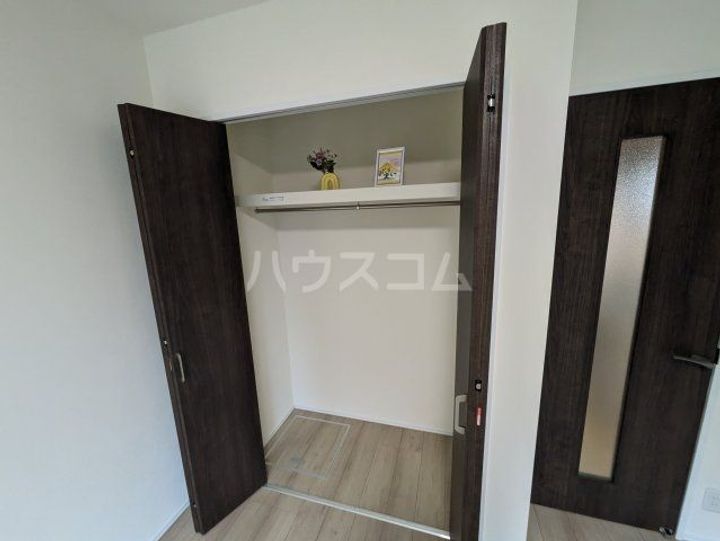 川辺の朝とエスプレッソの内装