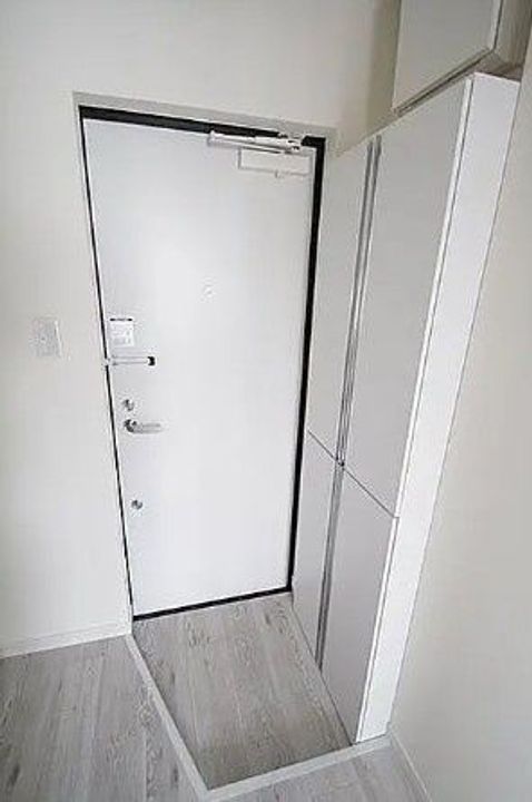 イーストサイド反町の玄関