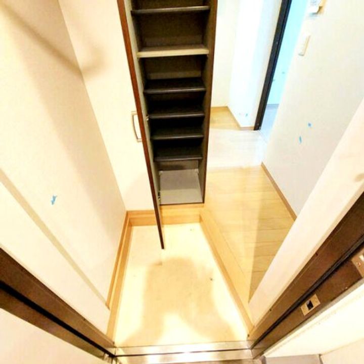 サンアローズ初台の玄関