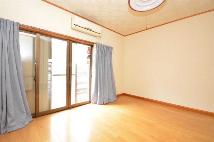 アローハイツの居間