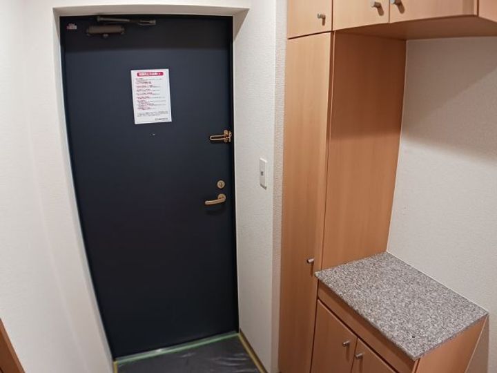 グレイシャス西麻生の玄関