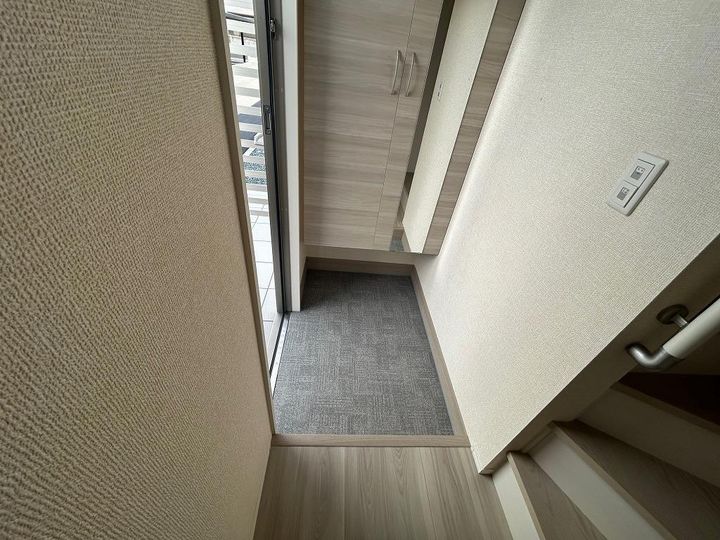 SKY BLUE(スカイブルー)本館 A棟の玄関