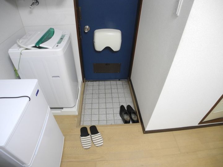 サンハイツ清水の玄関