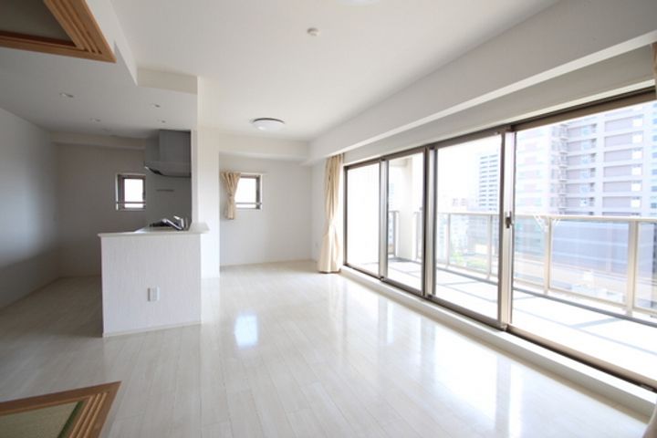 ポレスター野田屋町の居間