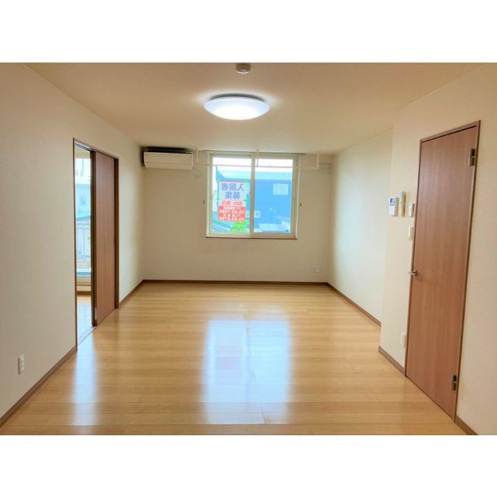 Mハイツ宮の森11の居間