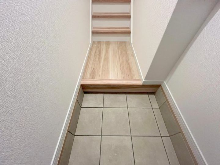 ソレイユビセレクト法蓮町IIの玄関