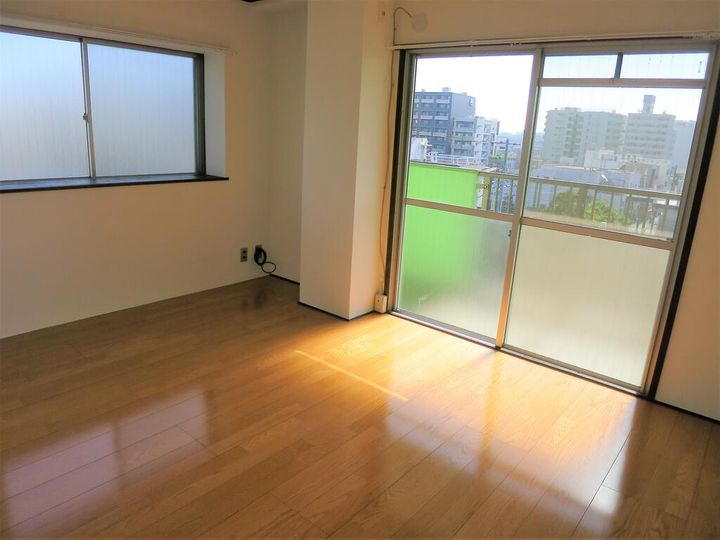 千草マンションの居間