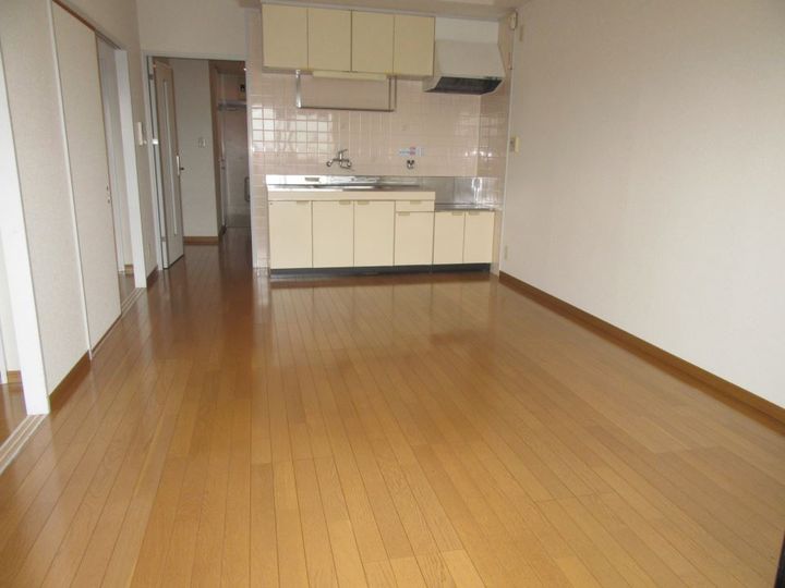 グランドベージュIの居間