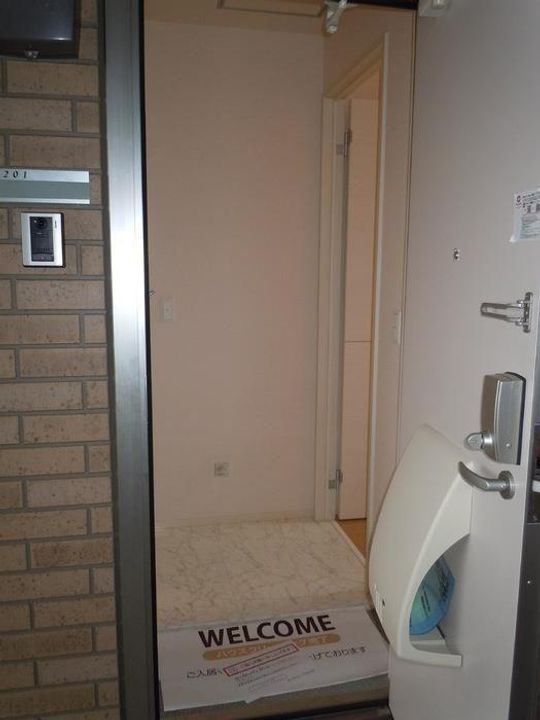 サーフスリー曽師 A・B・Cの玄関