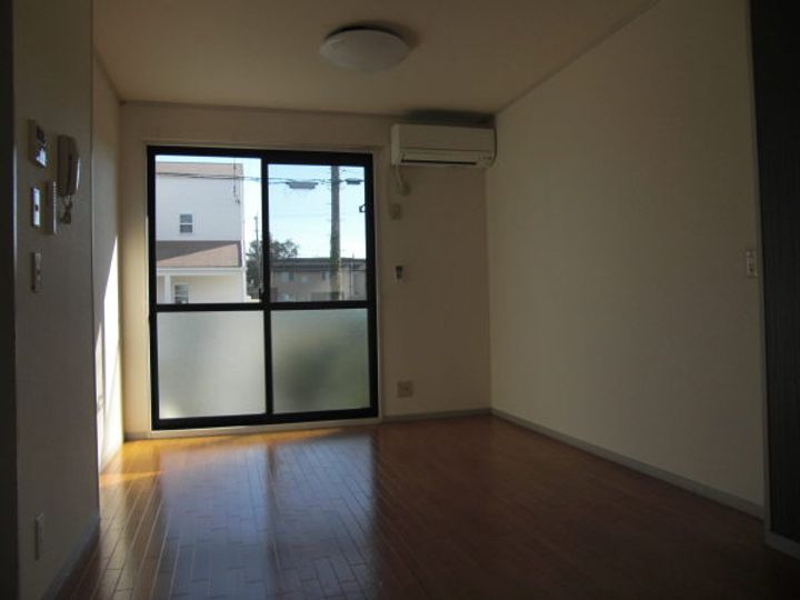 スリーゼ 花田 A棟の居間