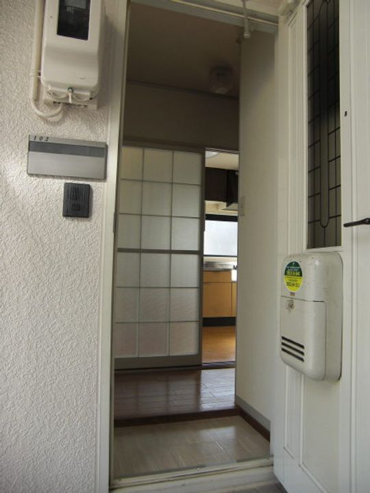 スリーゼ 花田 A棟の玄関