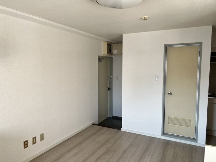 マンションアモリーノの玄関