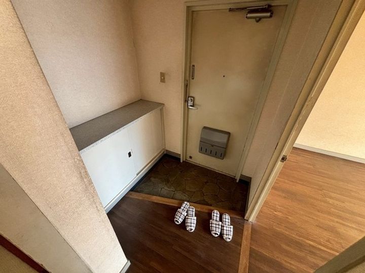 二反田ビルの玄関