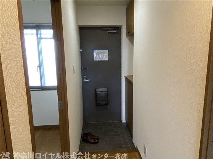 オクトス市ケ尾 1号棟の玄関