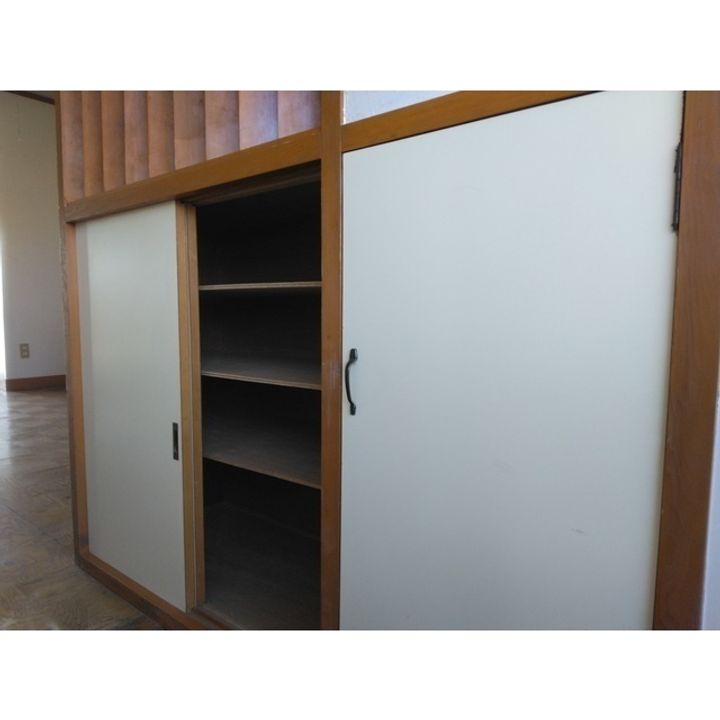 サンハイツ伊勢の玄関