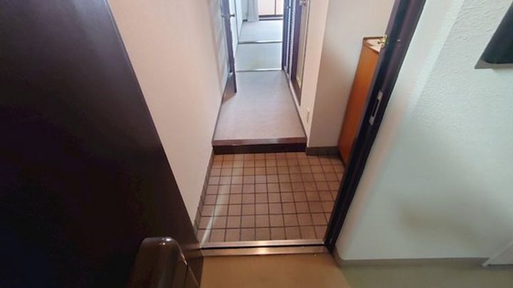 岡山県岡山市北区中山下2の賃貸マンションの玄関