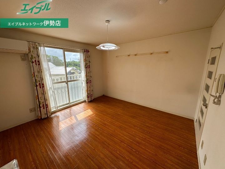 フォレスタ伊勢の居間