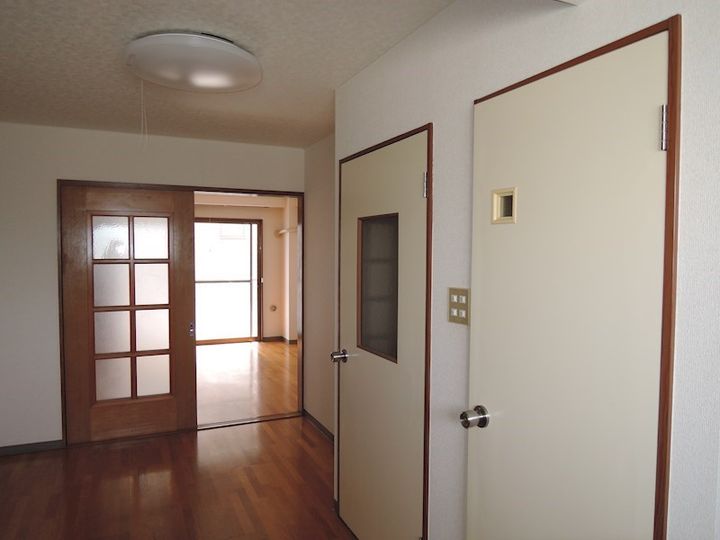 野村ビルの居間