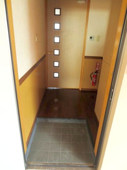 根差部一番館の玄関