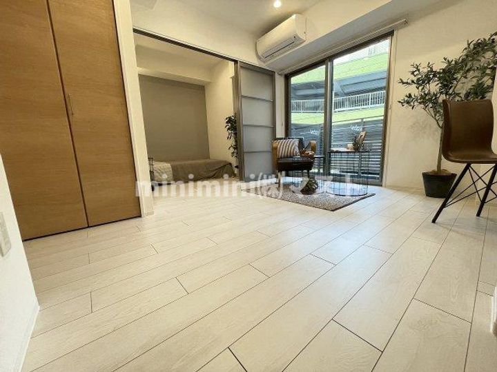 シーズンフラッツ靭本町の居間